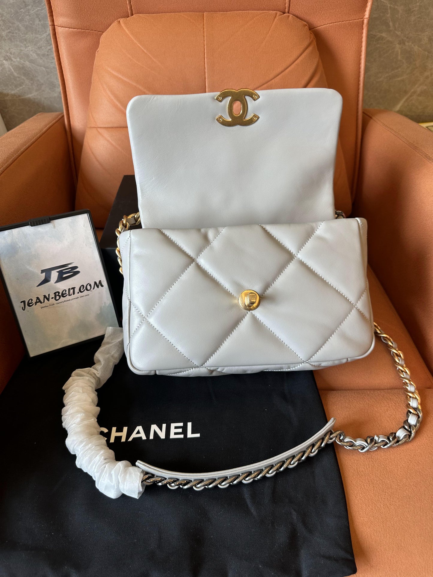 Sac à rabat Chanel 19 en agneau gris