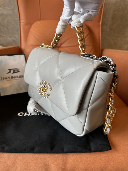 Sac à rabat Chanel 19 en agneau gris