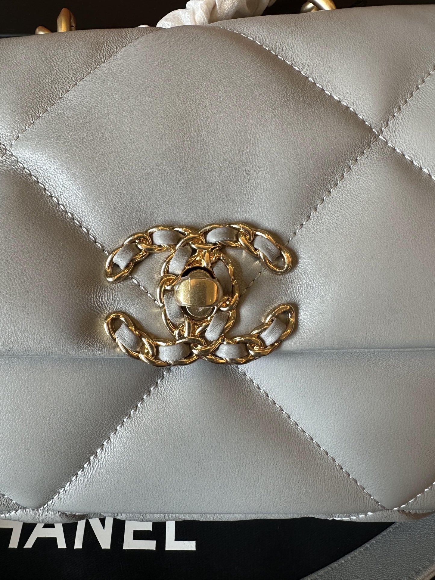Sac à rabat Chanel 19 en agneau gris