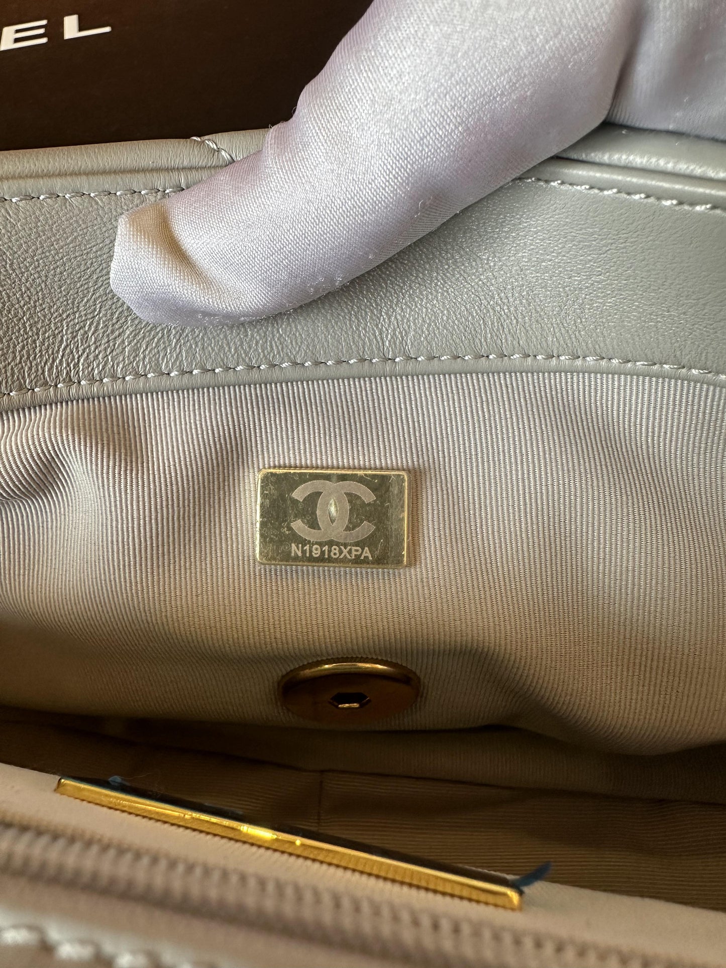 Sac à rabat Chanel 19 en agneau gris