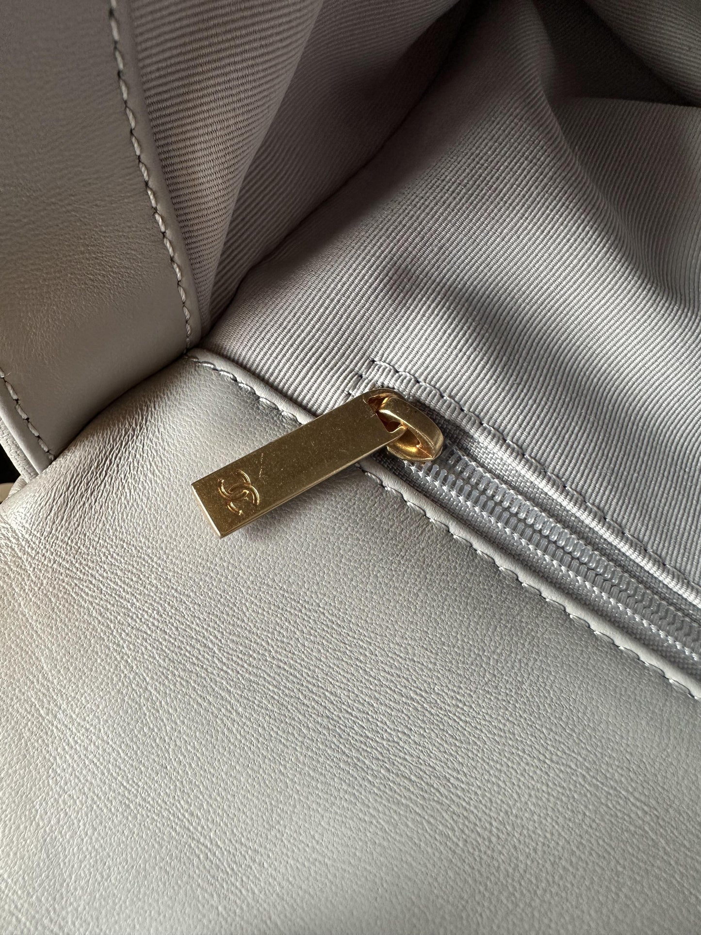 Sac à rabat Chanel 19 en agneau gris