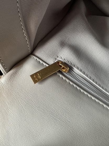 Sac à rabat Chanel 19 en agneau gris