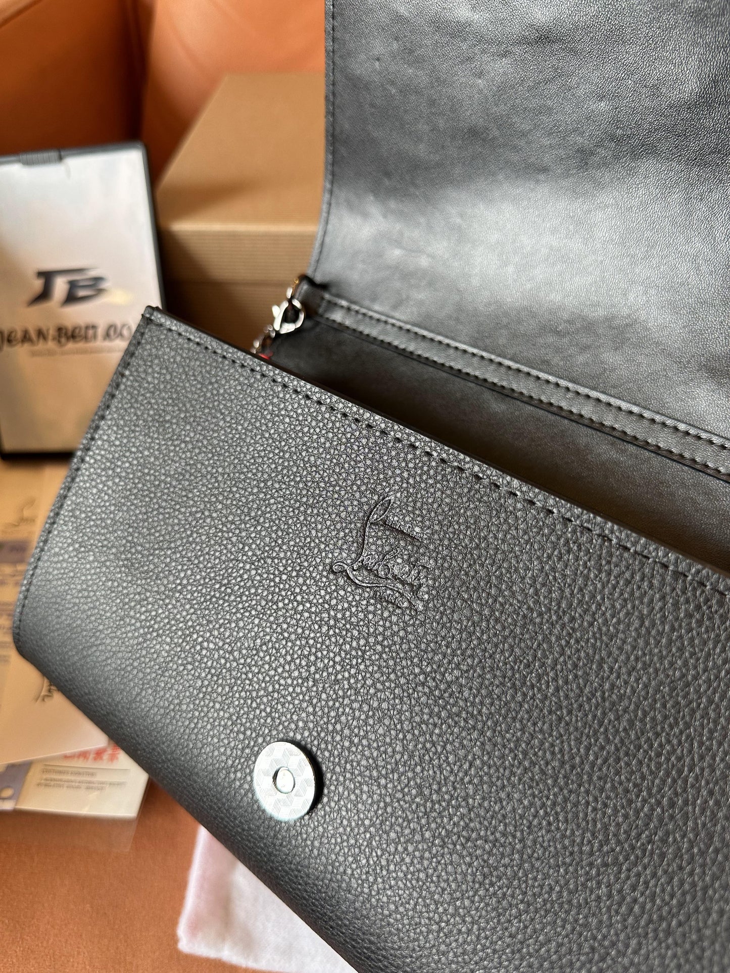 Bolso de mano paloma de Christian Louboutin
