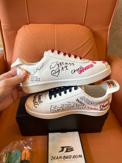 Zapatillas Chanel Pharrell cápsula grafiti neuve blancas