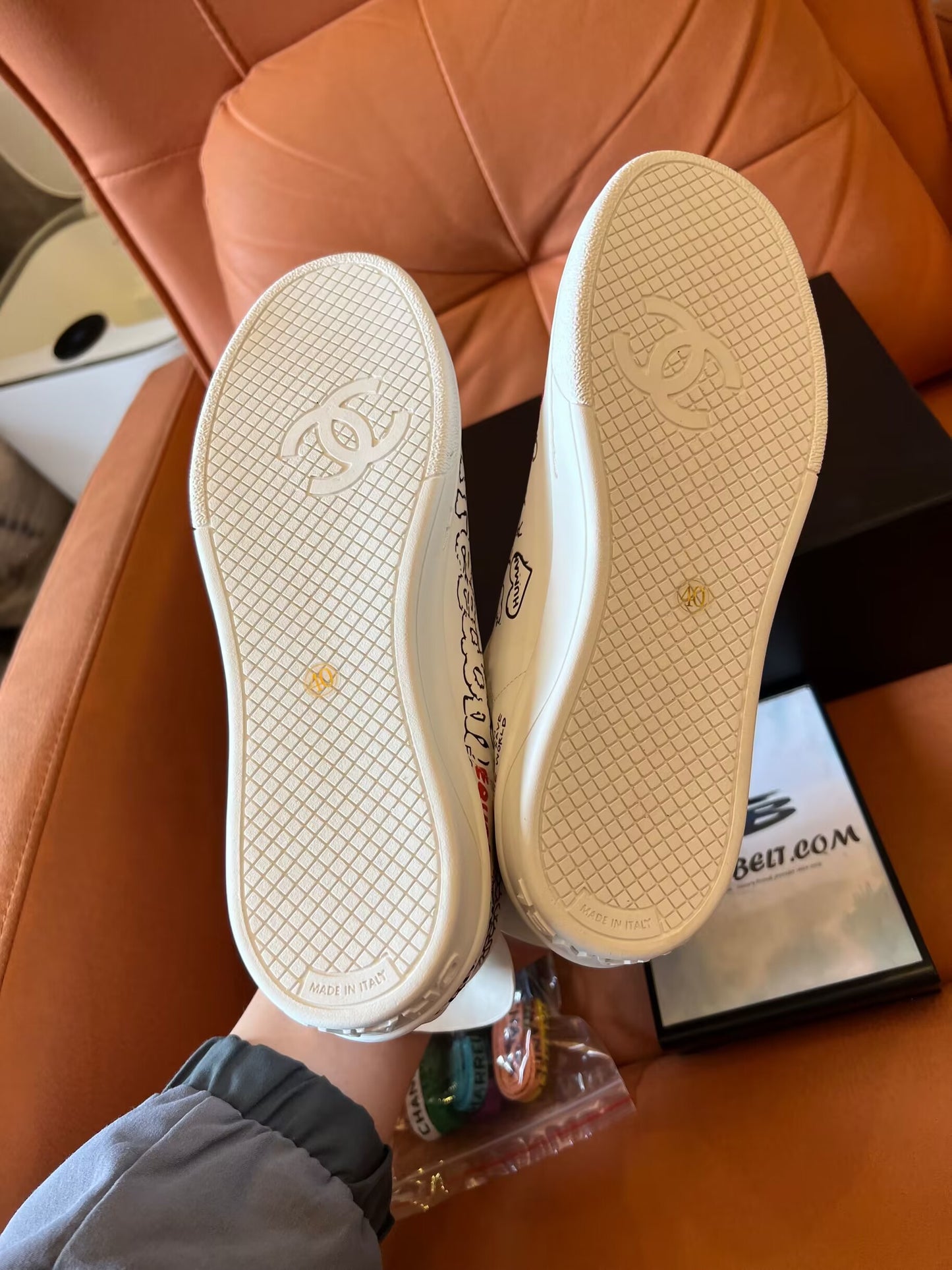 Zapatillas Chanel Pharrell cápsula grafiti neuve blancas