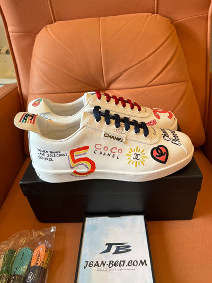 Zapatillas Chanel Pharrell cápsula grafiti neuve blancas
