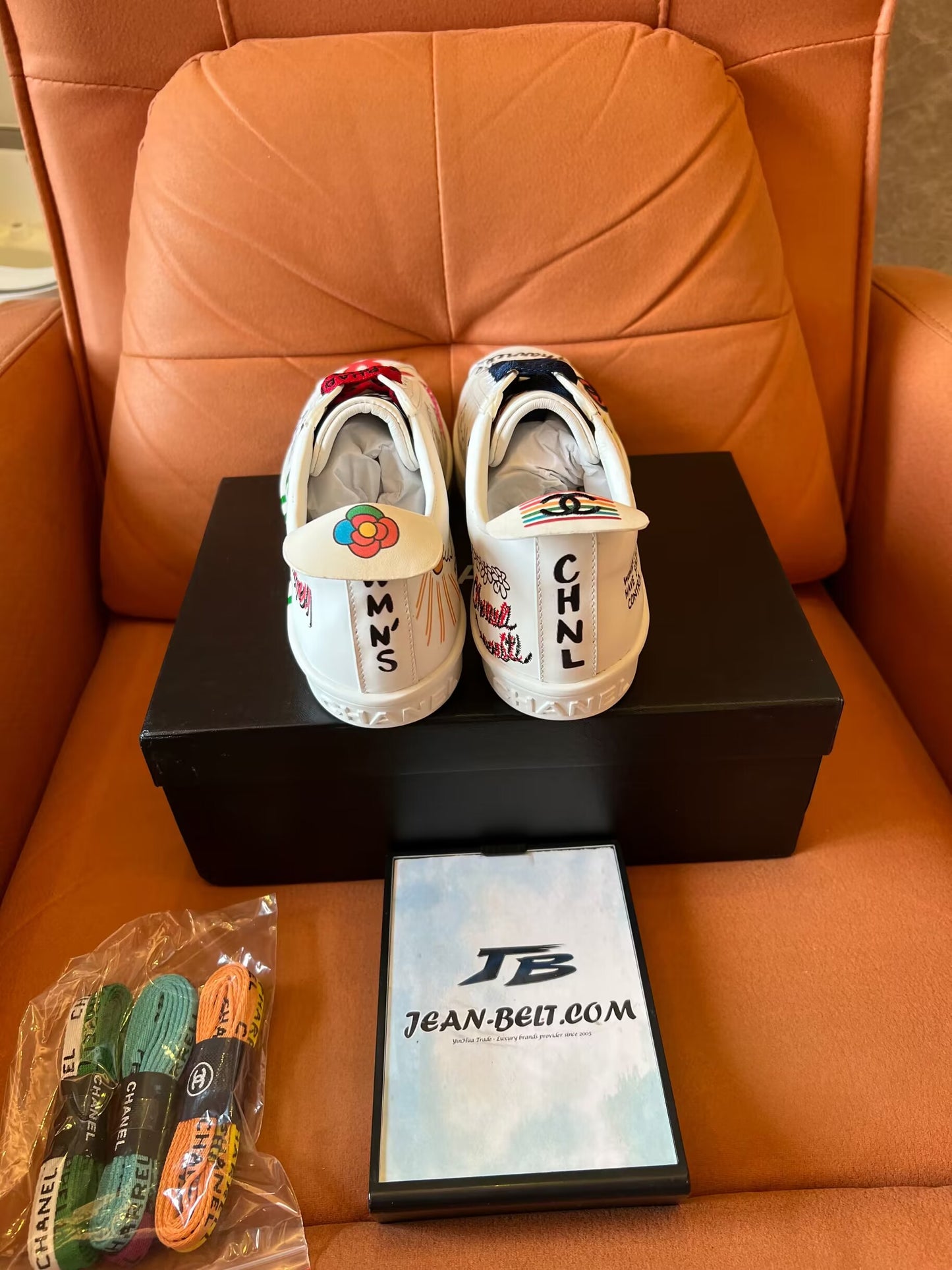 Zapatillas Chanel Pharrell cápsula grafiti neuve blancas