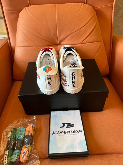 Zapatillas Chanel Pharrell cápsula grafiti neuve blancas