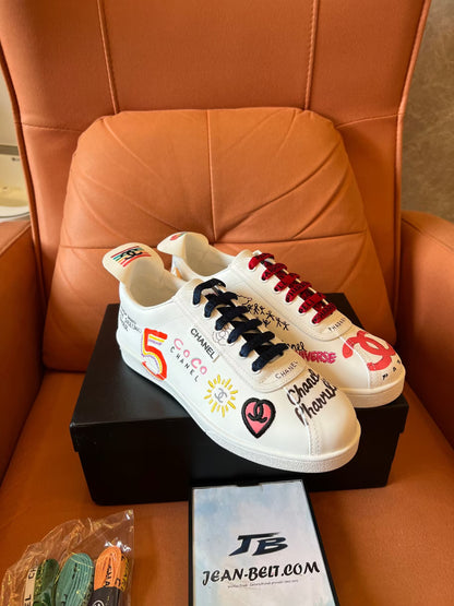 Zapatillas Chanel Pharrell cápsula grafiti neuve blancas