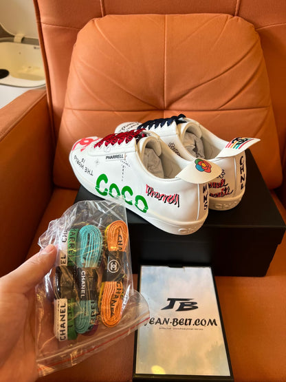Zapatillas Chanel Pharrell cápsula grafiti neuve blancas