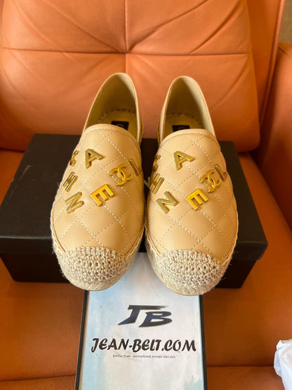 Alpargatas beige con logo CC acolchado de piel de cordero de Chanel