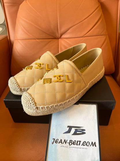 Alpargatas beige con logo CC acolchado de piel de cordero de Chanel