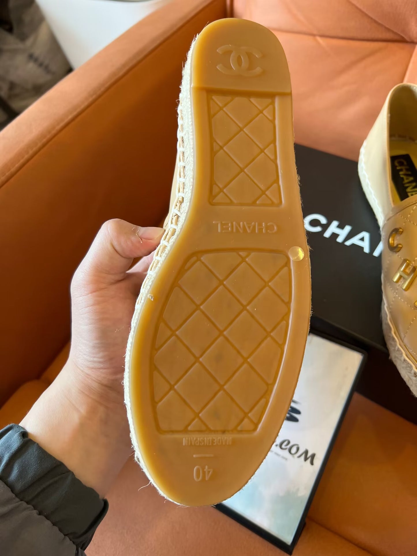 Alpargatas beige con logo CC acolchado de piel de cordero de Chanel