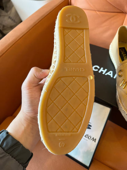 Alpargatas beige con logo CC acolchado de piel de cordero de Chanel