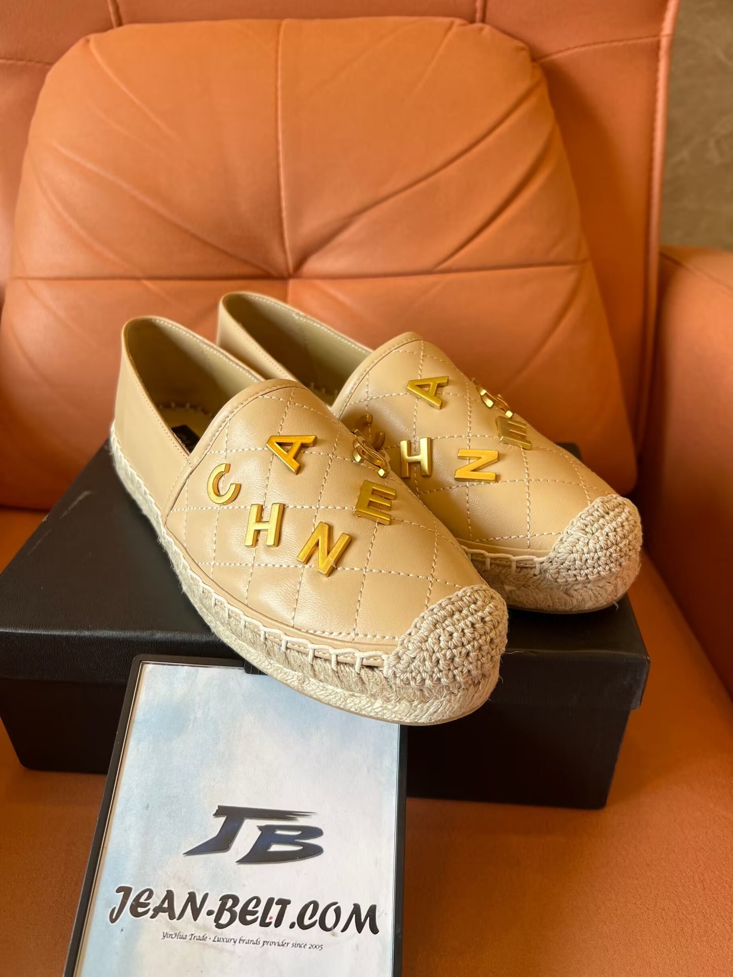 Alpargatas beige con logo CC acolchado de piel de cordero de Chanel