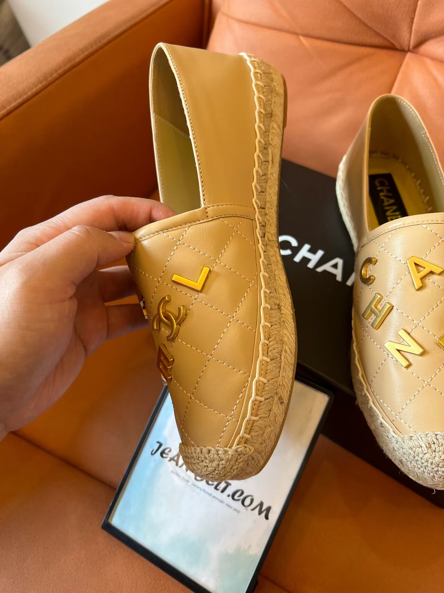 Alpargatas beige con logo CC acolchado de piel de cordero de Chanel