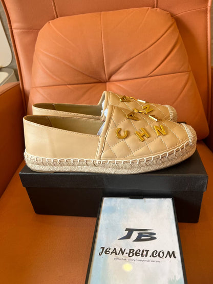 Alpargatas beige con logo CC acolchado de piel de cordero de Chanel