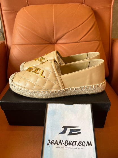 Alpargatas beige con logo CC acolchado de piel de cordero de Chanel
