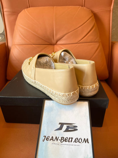 Alpargatas beige con logo CC acolchado de piel de cordero de Chanel