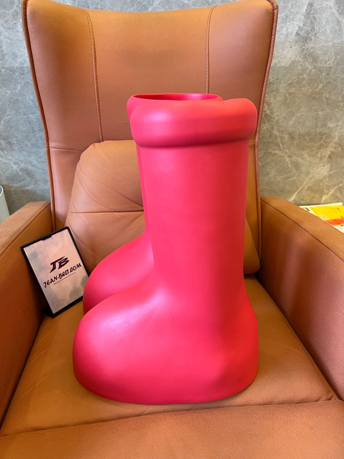 MSCHF botas vermelhas grandes astro boy