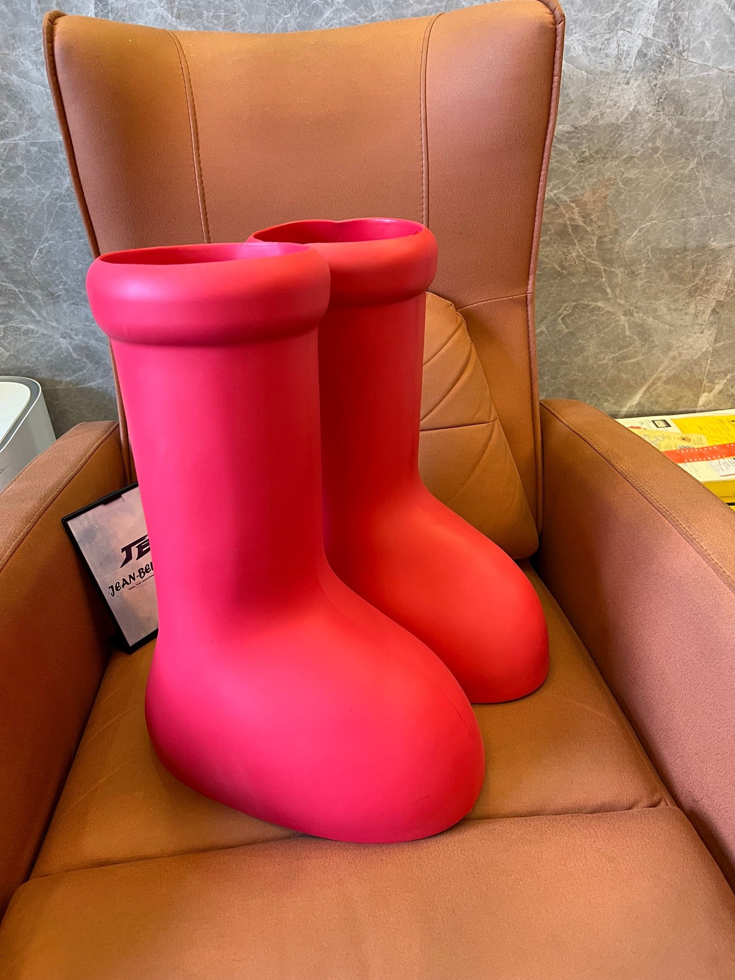 MSCHF botas vermelhas grandes astro boy