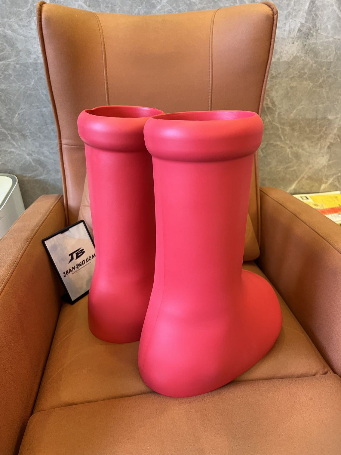 MSCHF botas vermelhas grandes astro boy