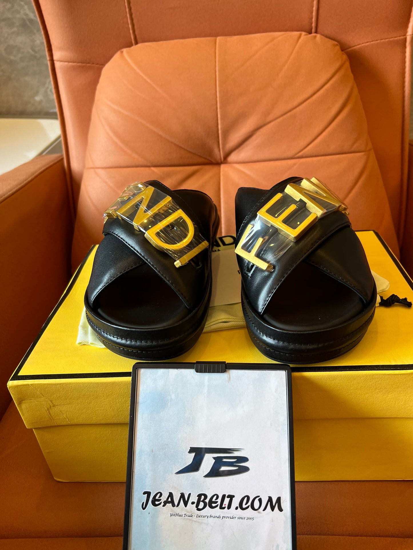 Sandalias con el logotipo de Fendi en beige y negro