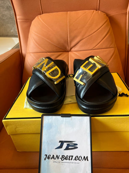 Sandalias con el logotipo de Fendi en beige y negro