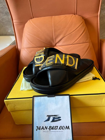 Sandalias con el logotipo de Fendi en beige y negro