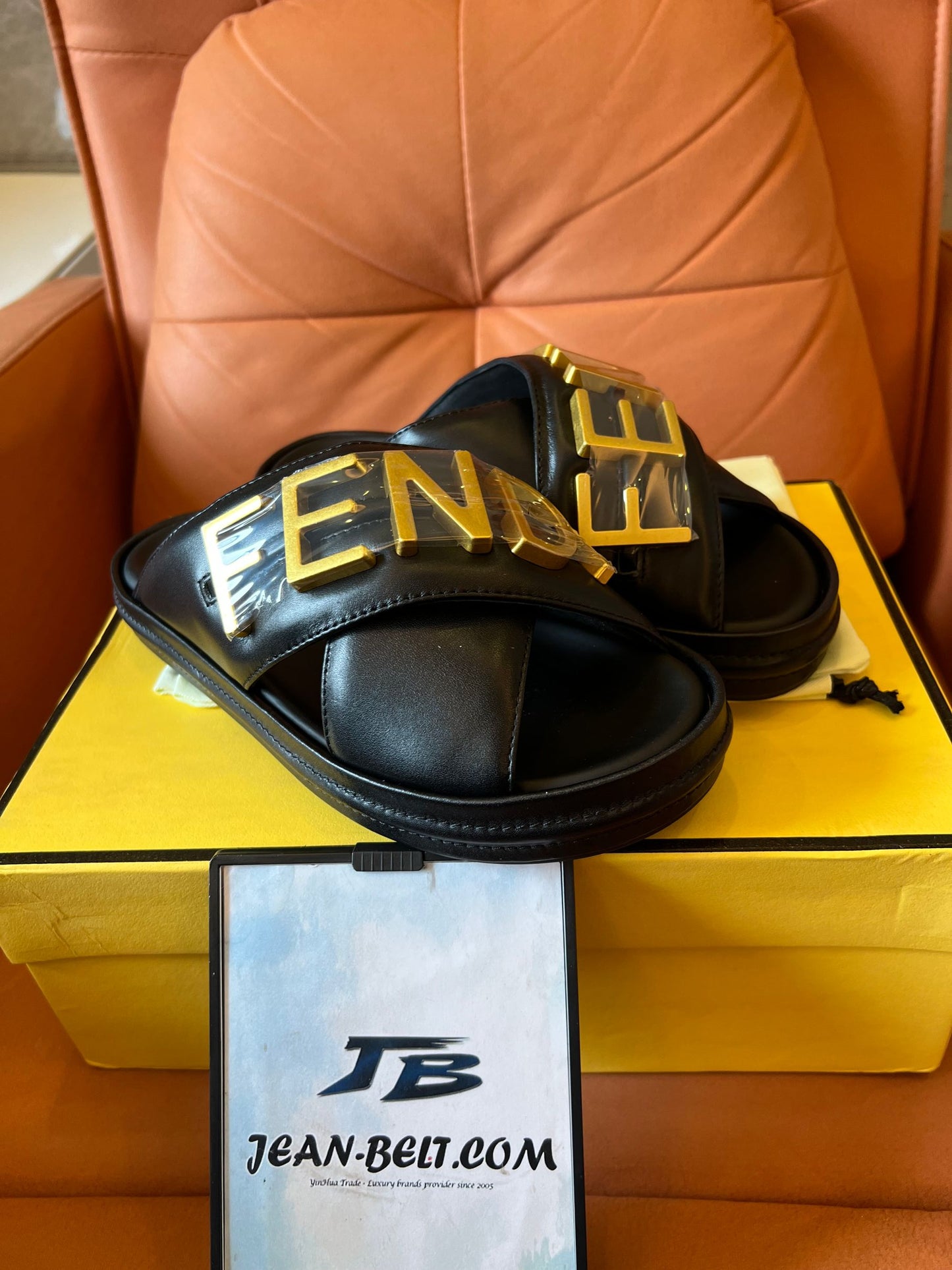 Sandalias con el logotipo de Fendi en beige y negro