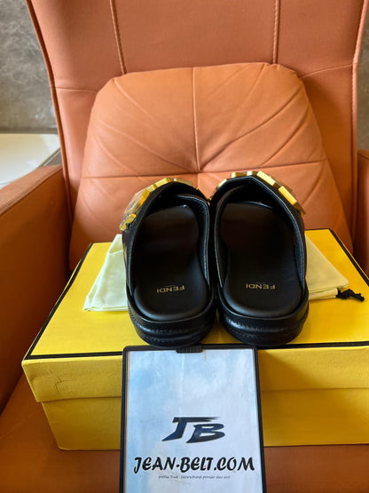 Sandalias con el logotipo de Fendi en beige y negro