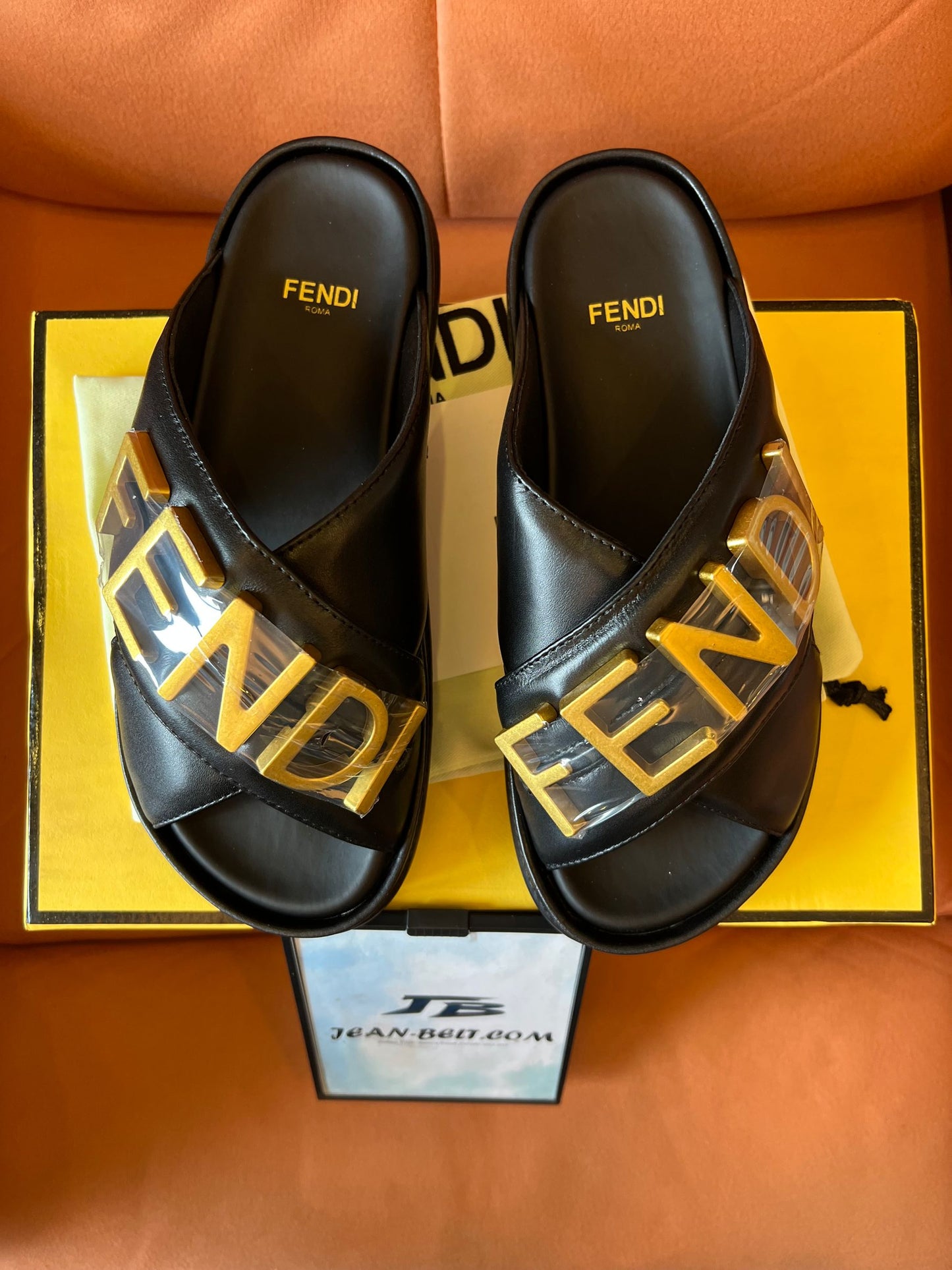 Sandalias con el logotipo de Fendi en beige y negro
