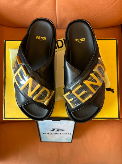 Sandalias con el logotipo de Fendi en beige y negro