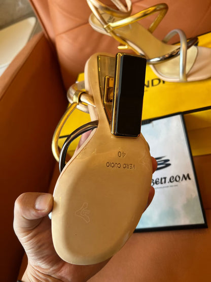 Sandalias Fendi First de napa metalizada con tiras y tacón de 95 mm