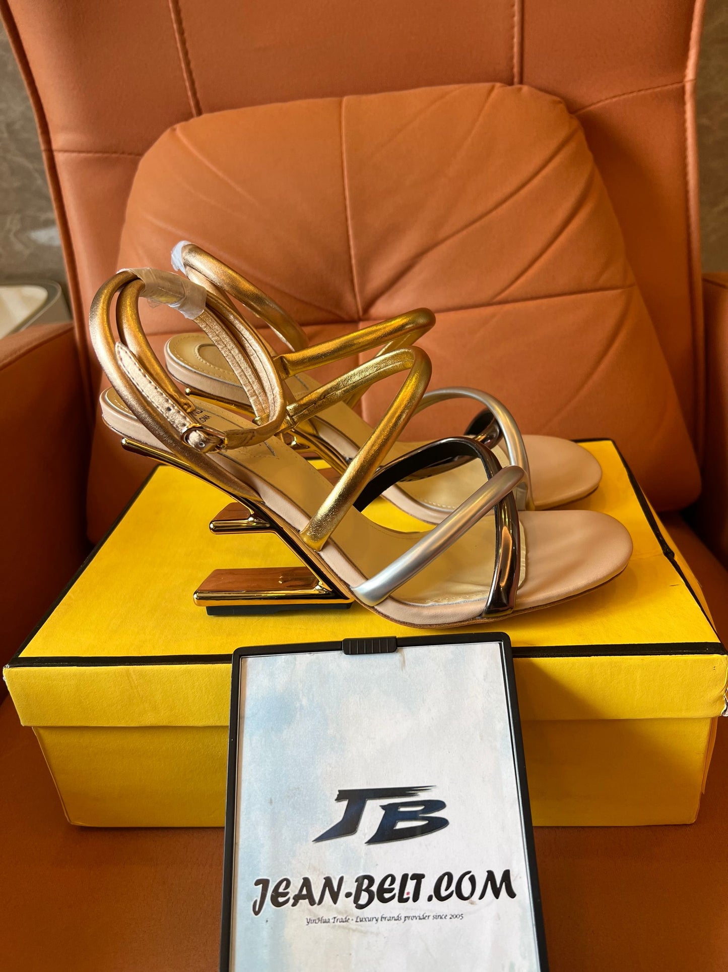 Sandalias Fendi First de napa metalizada con tiras y tacón de 95 mm