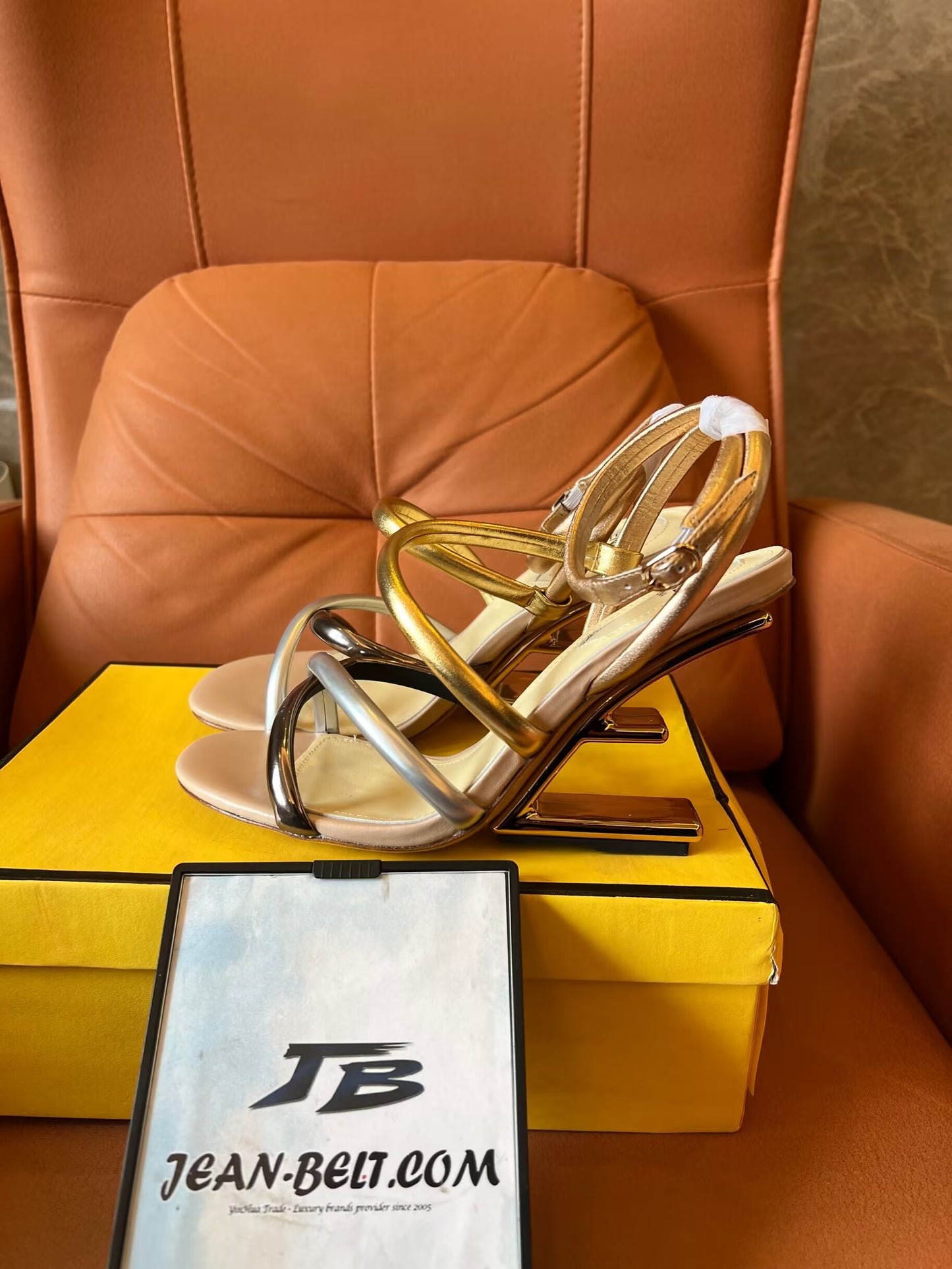 Sandalias Fendi First de napa metalizada con tiras y tacón de 95 mm