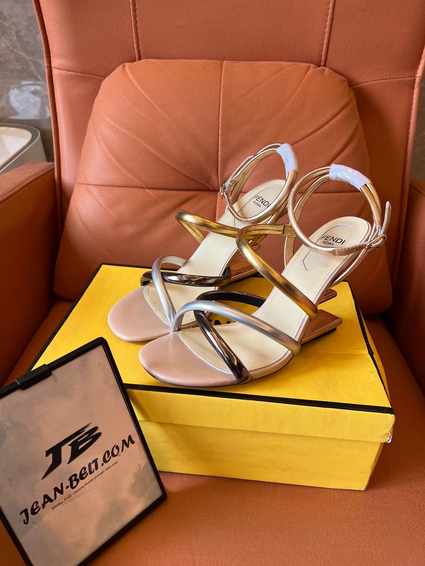 Sandalias Fendi First de napa metalizada con tiras y tacón de 95 mm