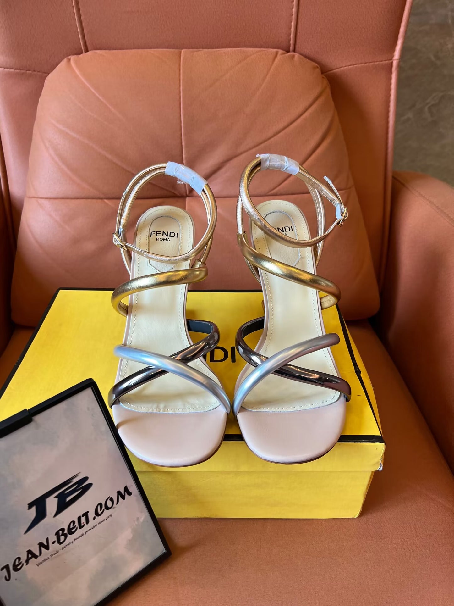 Sandalias Fendi First de napa metalizada con tiras y tacón de 95 mm