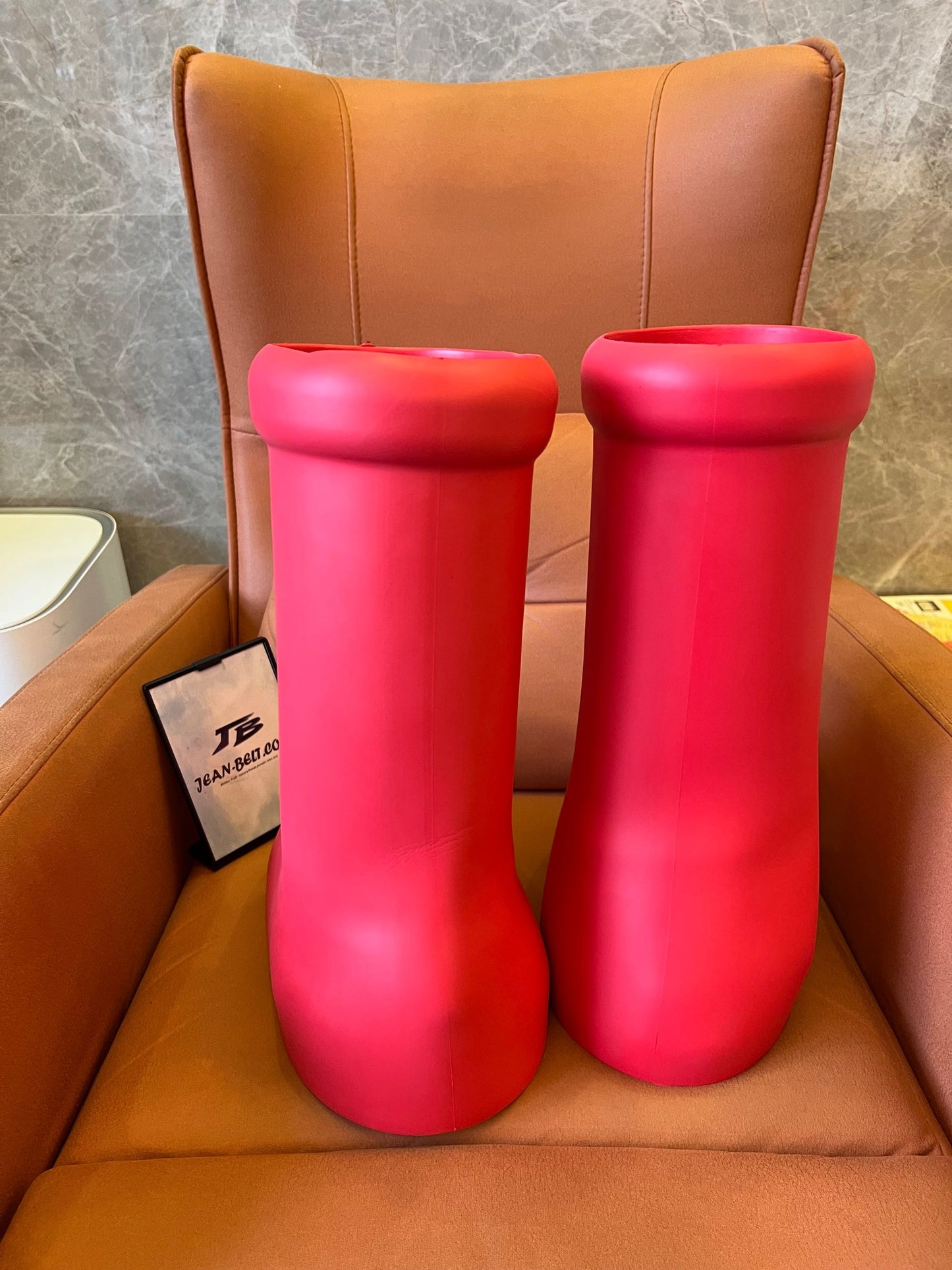 MSCHF botas vermelhas grandes astro boy