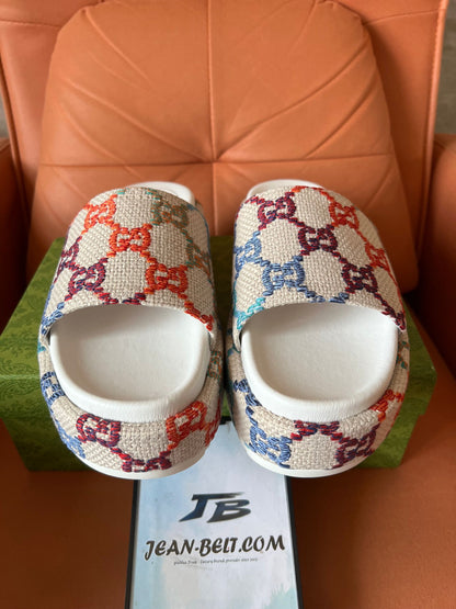 Sandálias plataforma Gucci multicoloridas GG com monograma