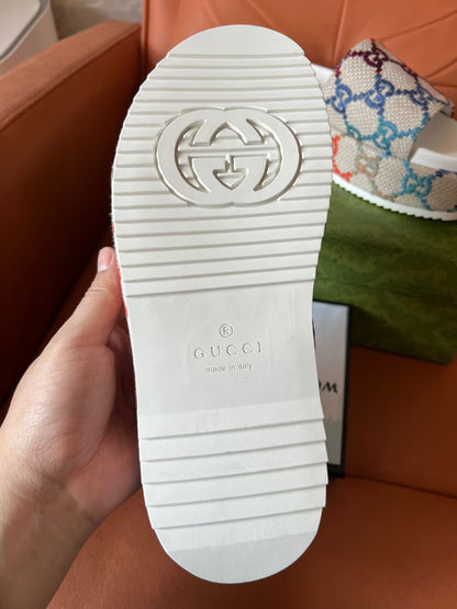 Sandálias plataforma Gucci multicoloridas GG com monograma