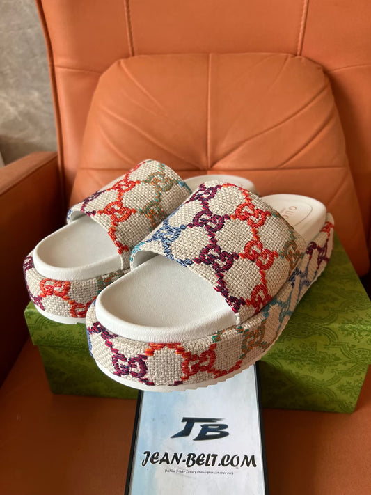 Sandálias plataforma Gucci multicoloridas GG com monograma