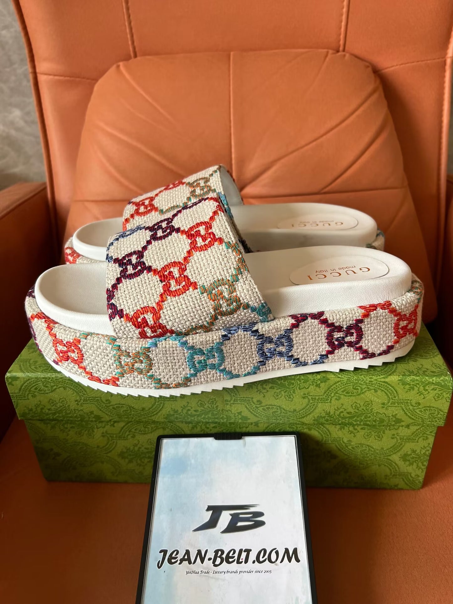 Sandálias plataforma Gucci multicoloridas GG com monograma