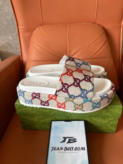 Sandálias plataforma Gucci multicoloridas GG com monograma