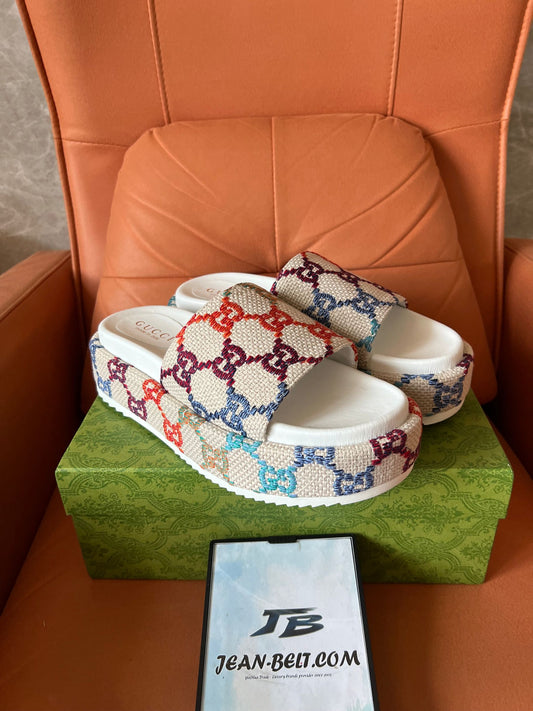 Sandálias plataforma Gucci multicoloridas GG com monograma
