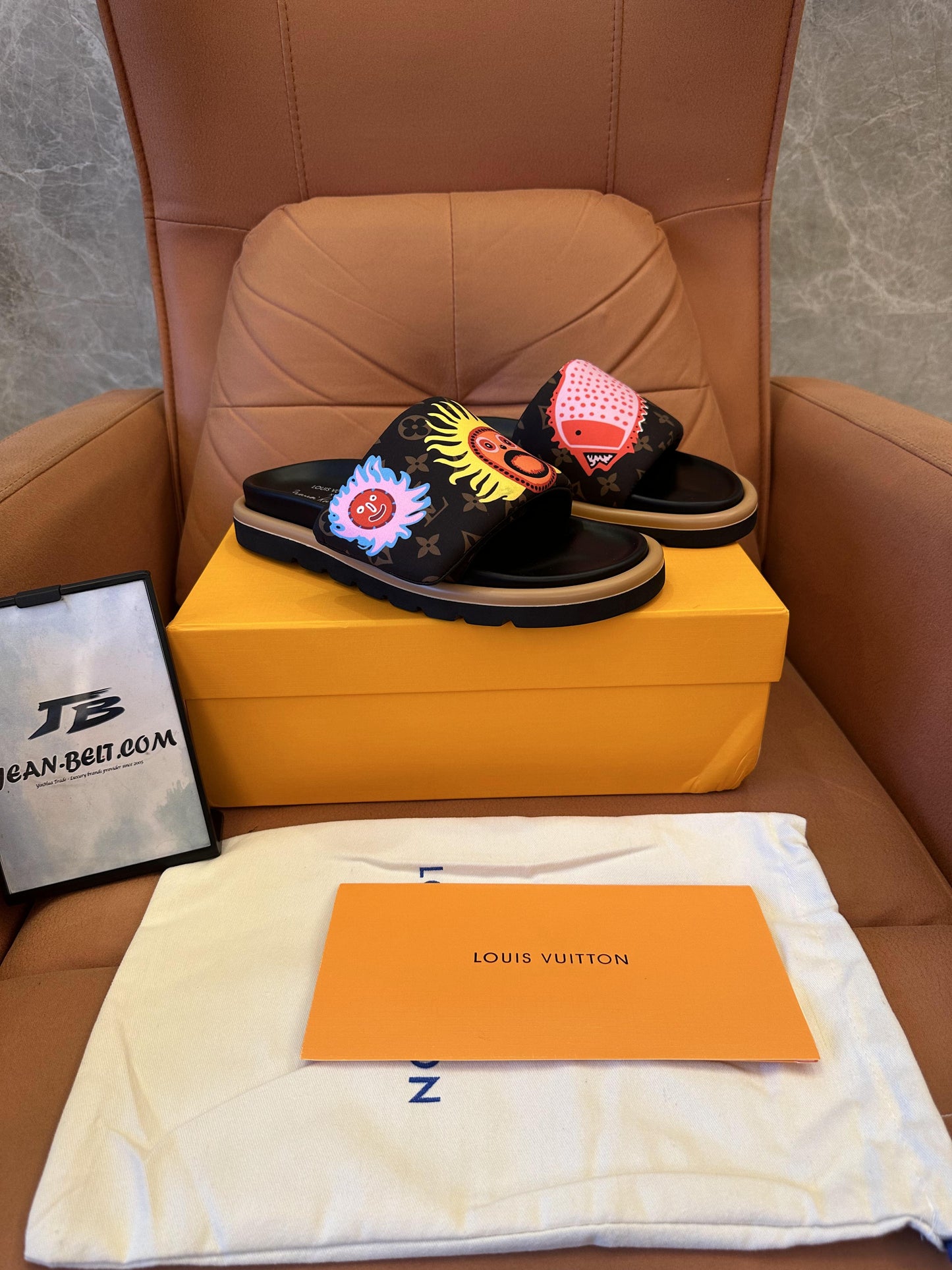 Diapositivas gráficas de la colaboración entre artistas de Louis Vuitton