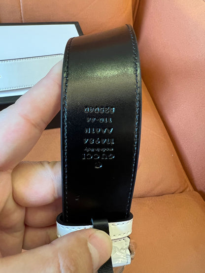 Cinturón Gucci de piel blanca con hebilla de doble G en oro antiguo