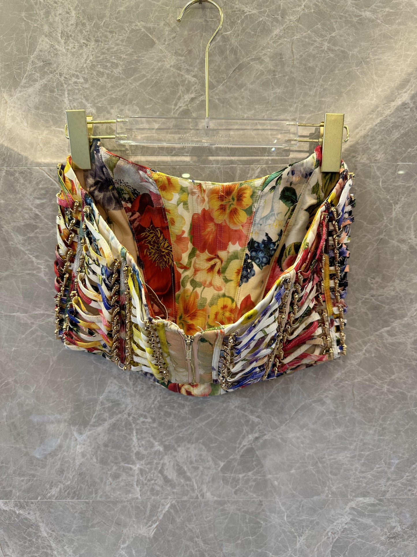 Top corsé floral Zimmermann con tirantes laterales de cadena dorada