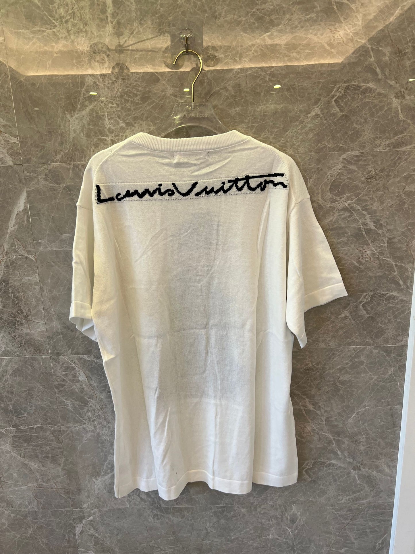 Camiseta blanca de Louis Vuitton con logotipo bordado y gráfico de dibujos animados
