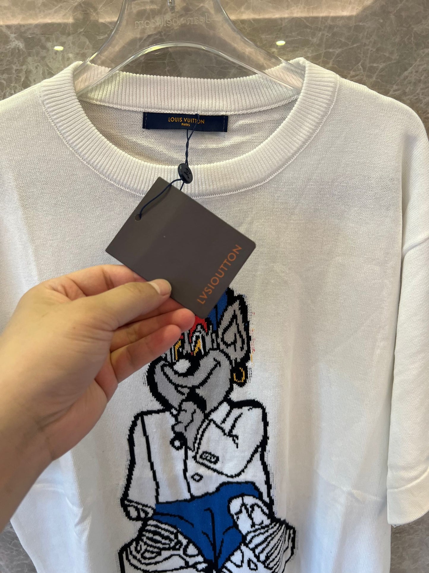 Camiseta blanca de Louis Vuitton con logotipo bordado y gráfico de dibujos animados